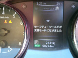 プロパイロットは、高速道路や自動車専用道路を運転者が設定した車速を上限に、先行車と車速に応じた車間距離を保ちながら、車線中央付近を走行するための運転操作を支援します。
