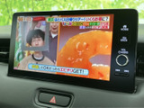 停車中にテレビ番組を視聴でき、休憩時間などの車内で過ごすひとときを彩ります。画面上で映像を確認でき、移動の合間に気分転換したいときにも便利な装備としてお使いいただけます。
