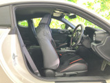 運転席まわりは座席からメーターやセンター部分を見渡しやすく、落ち着いて過ごせる空間です。シートには赤いアクセントが入り、乗り込むたびに気分を高めてくれる室内です。