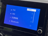 FM・AMラジオやBluetoothなど、利用できる音源が一覧で表示されます。聞きたいものを選びやすく、移動中の音楽やラジオを手軽に楽しめる装備です。