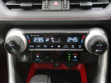 左右独立温度コントロールフルオートエアコンです。運転席、助手席それぞれで独立して温度設定ができます。冷え性の方が乗っても安心ですね♪