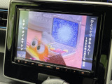 停車中にテレビ番組や映像を楽しめる画面を備えています。画面には番組映像が表示され、車内で待ち時間を過ごす際にも便利です。視聴は安全のため、必ず停車中にお楽しみください。