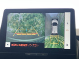 車両後方と周囲の状況を画面で確認でき、駐車時の目安となるガイドも表示されます。周囲を目視しながら画面も活用でき、車庫入れや切り返しをサポートします。