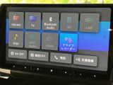 FM・AMやテレビ、Bluetooth、USBなど複数のメニューが並び、使いたい音源を選びやすい画面です。音楽や交通情報など、日々の移動に合わせて活用できます。