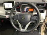 握りやすい形状のステアリングで、中央にホーン、左右にはスイッチを備えています。運転姿勢のまま手元で操作できるため、前方を確認しながら日常の運転に活用しやすい装備です。