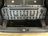 お客様に気持ち良く乗っていただけるよう、工具を使わず取り外せる部品は全て取り外し清掃しております。シート可動の場合は、シートを動かし裏側まで清掃を行っております。