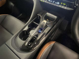 シフトポジションを電動で制御するエレクトロシフトマチック!シフトレバー前方にワイヤレス充電器(おくだけ充電)!対応スマートフォンを充電エリアに置くだけで充電することができます!