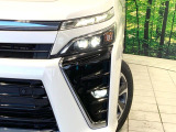 【LEDヘッドライト】悪天候や夜間走行時も良好な視界を確保し安心して運転できる高輝度LEDヘッドライトを装備!点灯速度が早く、消費電力も抑えられています。