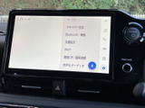 画面上に設定や接続関連などの項目が並び、目的のメニューを確認しやすい構成です。タッチ操作で必要な項目を選べるため、日常の設定変更にも便利です。