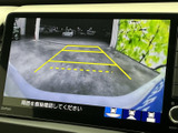 後方の様子を画面で確認しながら駐車をサポート。黄色いガイドラインも表示され、駐車スペースとの位置関係を把握しやすいため、車庫入れ時に便利です。