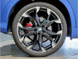 アウトバーンの走行を見据えたBMWの足回りは高い走行性能にこだわりが御座います。