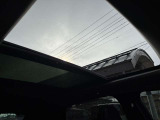 パノラミックガラスルーフ付き★ 天気のいい日はぜひ開けてドライブをお楽しみください(*^^*)