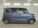 リアには左右スライドドアを採用。狭い駐車場でも開閉しやすく、強風の日でもドアが煽られにくくなっております。小さなお子さまやご年配の方も安心して乗り降りできます。