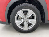 純正アルミホイールが車の雰囲気を引き立てますね!