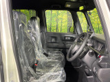 運転席まわりには十分なスペースがあり、大柄な方でもゆったり運転していただける環境です。
