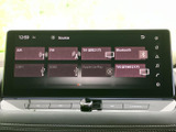 AM・FMラジオやテレビ、USB、Bluetoothなどのソースを一覧で選べる画面です。使いたい音源を見つけやすく、普段の移動中もお好みに合わせて音楽やラジオを楽しめます。
