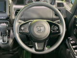 インテリアに合わせたデザインのステアリングは、運転される方のことも考え、運転しやすい形状、大きさです。是非一度、実際に触ってお確かめください。