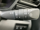 操作しやすいウインカーレバーで、安全な車線変更をサポートします。直感的に操作できる設計で、運転に集中できます。確かな操作感も魅力です。
