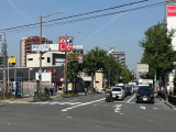 その交差点を ザ・めしや方向へ横断歩道を渡っていただき直進していただくと