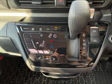 オートエアコンでパネルタッチするだけで操作が可能です(^^)☆AUTOにすれば簡単に車内の空調を快適に調整してくれます♪嬉しいシートヒーター付き(^^)