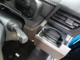 運転席にはドリンクホルダー完備!収納スペースもあって使い勝手良し!!