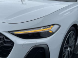 ●LEDヘッドライト『高度な照明技術を使用した車両のヘッドライトです。この技術は、複数のLEDを用いており、車両の周囲の状況に応じて光のパターンを動的に調整します。』