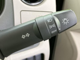 レバー上の表示を見ながら、ウインカーやライトに関する操作を確認できます。運転席から手の届きやすい位置にあり、走行中も視線を大きく外さず扱いやすい配置です。