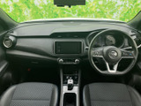 運転席から前方を見渡しやすいレイアウトで、視界の確認もスムーズ。フロントシートは身体を支える形状で、隣席との距離感にもゆとりが感じられる室内です。
