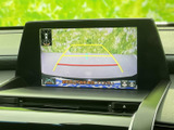 車両後方の映像に加え、進行方向の目安となるガイド線も表示されます。駐車時に周囲との距離を確認する際に役立ち、切り返しや車庫入れを落ち着いて行いたい方にも便利です。