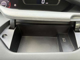 運転席前のインパネ部分に開閉式の小物入れがございます(*^^*) USBソケットもございますのでドライブ中のスマートフォン充電もバッチリです(^^)/