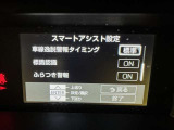 レーンディパーチャーアラートとは車線または走路からの逸脱の可能性を警告すると共に、車線または走路からの逸脱を避けるためのハンドル操作の一部を支援する機能です。詳細は販売店スタッフまでおたずねください。