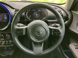 手元に各種スイッチが配置され、運転姿勢を大きく変えずに必要な操作へアクセスしやすい構成です。メーターや画面との位置関係も確認しやすく、日常の運転を支えます。