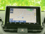 現在地を中心に周辺道路を表示し、縮尺や地点登録などの項目も画面上で確認できます。目的地設定や表示変更のメニューが見やすく、初めて訪れる場所への移動をサポートします。