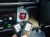 持っているだけでドアの開閉とエンジン始動が行える、便利なスマートキー装備車両です!