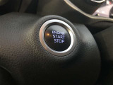 エンジンスタートボタンです。キーが車内にあれば、エンジンの始動・停止はブレーキを踏んでスイッチを押すだけ!キーを取り出す手間を省き、ワンプッシュでエンジンを操作するので簡単でスムーズです。