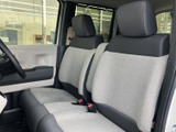 前席は左右に並ぶシートとヘッドレストを備え、明るい色合いが車内をすっきり見せます。窓から外の様子を確認しやすく、運転席・助手席ともにゆったり過ごせる印象です。