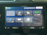渋滞情報やウェザーライブなど、移動に役立つ情報を確認できるメニューが並びます。必要な項目を画面から選べるため、状況に応じて情報をチェックする際に便利です。