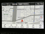 周辺の道路や施設名が地図上に表示され、現在地を確認しながら目的地までの道順を把握できます。縮尺や設定などの項目にもアクセスしやすく、日々の移動をサポートします。