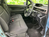 前席は座面と背もたれにゆとりが感じられ、運転席からの視界も広々としています。落ち着いた色合いの室内で、足元もすっきりしており、毎日の移動に使いやすい空間です。