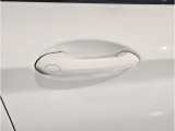 【デザインとの融合】BMWデザイナーが創り出したボディデザインを損なう事のない様に配置とデザインに拘っています。ドアノブについてもBMWの拘りに妥協はありません。