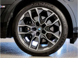 【BMWアロイホイル】軽量かつ強度に拘ったアロイホイル。走行性能ポテンシャルを引き出す設計。車の足元を引き締めてくれる大きなポイントはアロイホイルです。