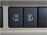 【両側電動スライドドア】ボタンを押すだけでスライドドアの開閉が可能。もちろんキーからの操作も可能。お子様を抱いている時・両手いっぱいの荷物を持っている時など非常に役立ちます。