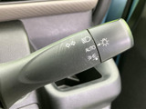 レバーにはウインカーやライトの表示があり、必要な操作を確認しやすい設計です。表示が目に入りやすく、運転中も手元を見ながら操作内容を把握しやすい点が便利です。