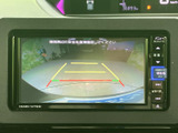 車両後方の映像にガイド線が表示され、駐車時に後方の位置関係を確認する目安になります。周囲を直接確認しながら、バック時の操作をサポートします。