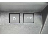 重たいバックドアもスイッチを押すだけで閉めることができます。リモコンや車内のスイッチからも操作できます。