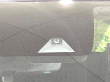 【エマージェンシーブレーキ】走行中に前方の車両等を認識し、衝突しそうな時は警報とブレーキで衝突回避と被害軽減をアシスト。より安全にドライブをお楽しみいただけます。
