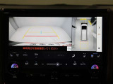 パノラミックビューモニターを装備。駐車場や交差点でクルマを真上から見るように周囲を確認できます。機能の詳細は販売店スタッフまでおたずねください。