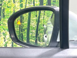 【後方車輛検知】走行中、ドアミラーの死角になりやすい箇所に後続車が接近するとサイドミラー付近に警告を表示、ドライバーに注意喚起をしてくれます。