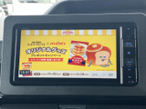 テレビ映像を画面で視聴でき、停車中の待ち時間にも楽しめる装備です。画面には番組映像が表示されており、車内で過ごすひとときに、映像コンテンツを気軽にご利用いただけます。