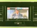 停車中にテレビ番組を視聴でき、待ち時間も車内で過ごしやすくなります。画面には番組映像と字幕が表示され、ニュースや情報番組を確認したい時にも便利な装備です。